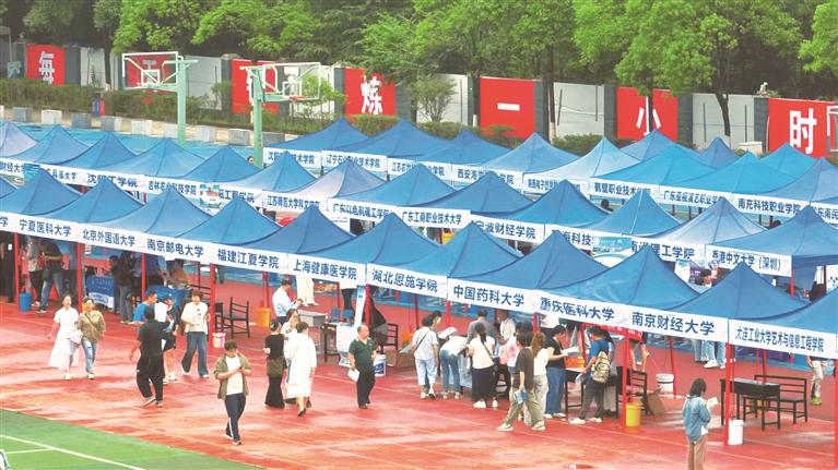 贵州高招咨询会现场直击—— 考生关心事 件件有回应