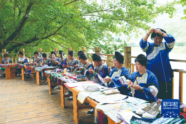 非遗飘香：青春创业 嬢嬢就业——贵州村超“踢”出就业增收新天地