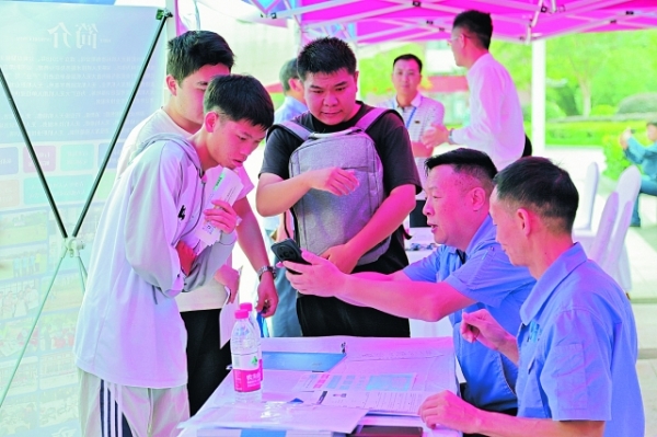 贵阳经开区开展专场招聘会 41家企业发出“英雄帖”