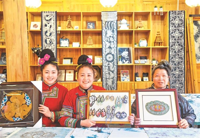 把侗乡蜡染品牌做得更好 —习近平总书记在肇兴侗寨侗乡特色产业基地考察回访记